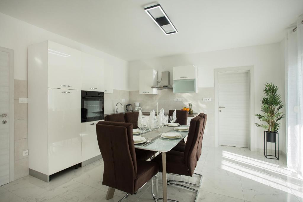 A cozinha ou cozinha compacta de Apartment Radman