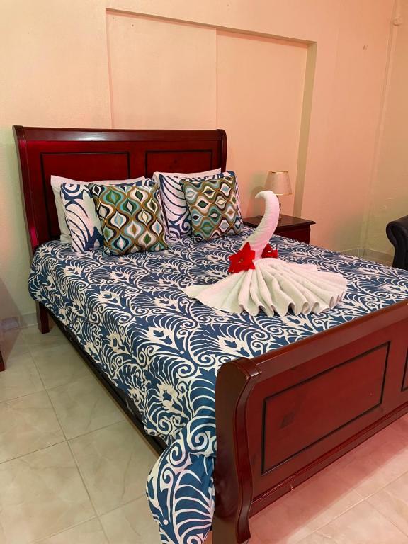 a bedroom with a bed with a turkey on it at VBermor Hotel in Santo Domingo
