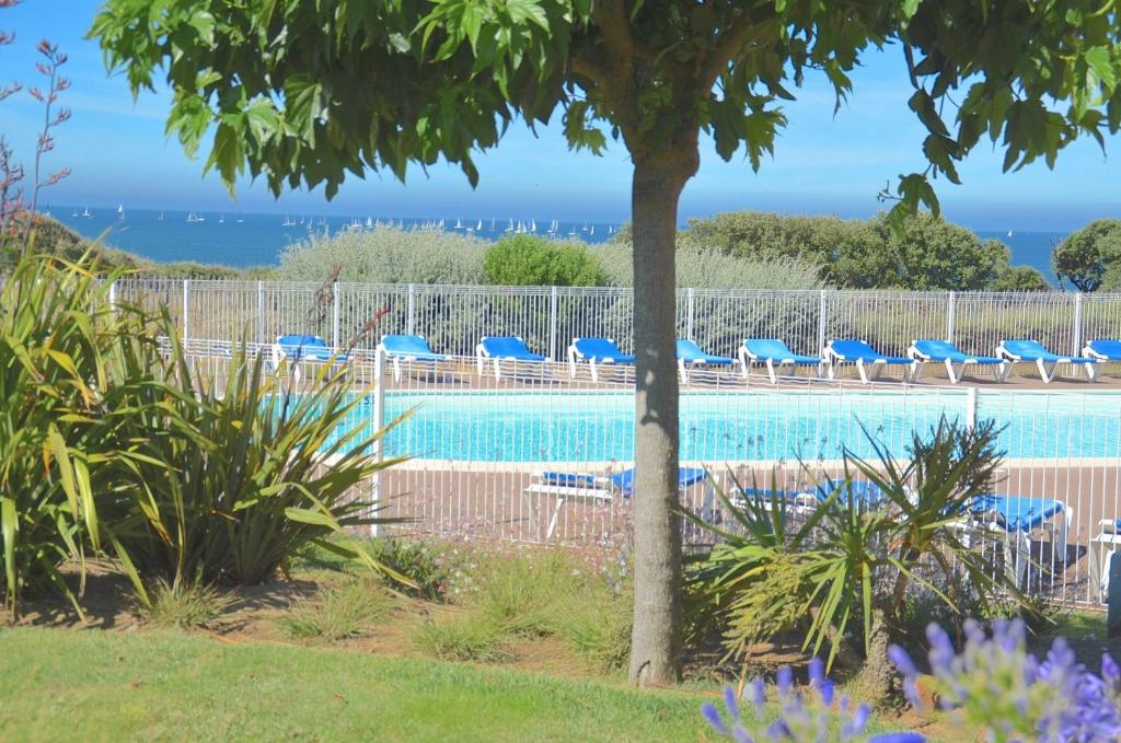 Bazén v ubytovaní Appartement 2 pièces dans résidence bord de mer aux Sables d'Olonne alebo v jeho blízkosti