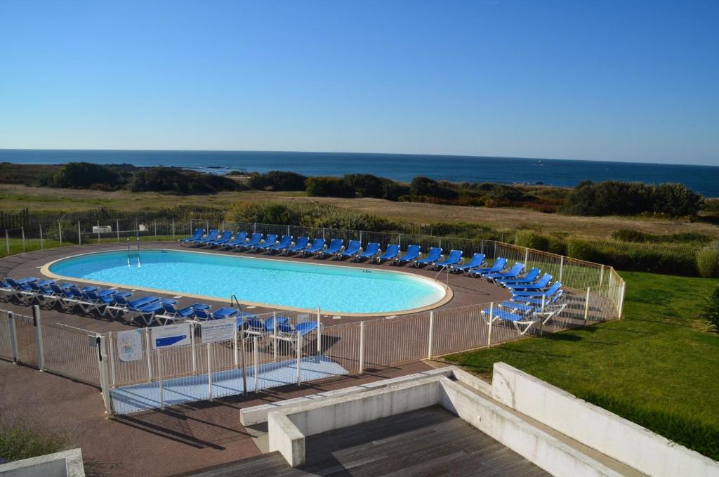 Bazén v ubytovaní Appartement 2 pièces dans résidence bord de mer aux Sables d'Olonne alebo v jeho blízkosti
