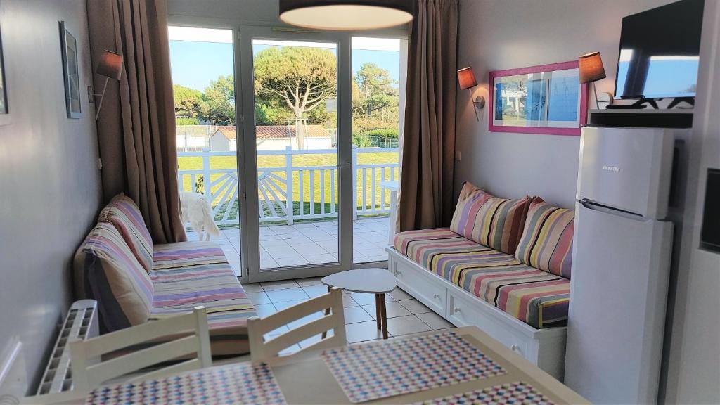 Televízia a/alebo spoločenská miestnosť v ubytovaní Appartement 2 pièces dans résidence bord de mer aux Sables d'Olonne