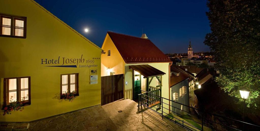 budynek z znakiem na boku w obiekcie Hotel Joseph 1699 w mieście Třebíč