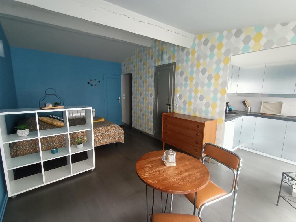 une petite chambre avec une table et une chambre dans l'établissement Studio Flow Libourne, à Libourne