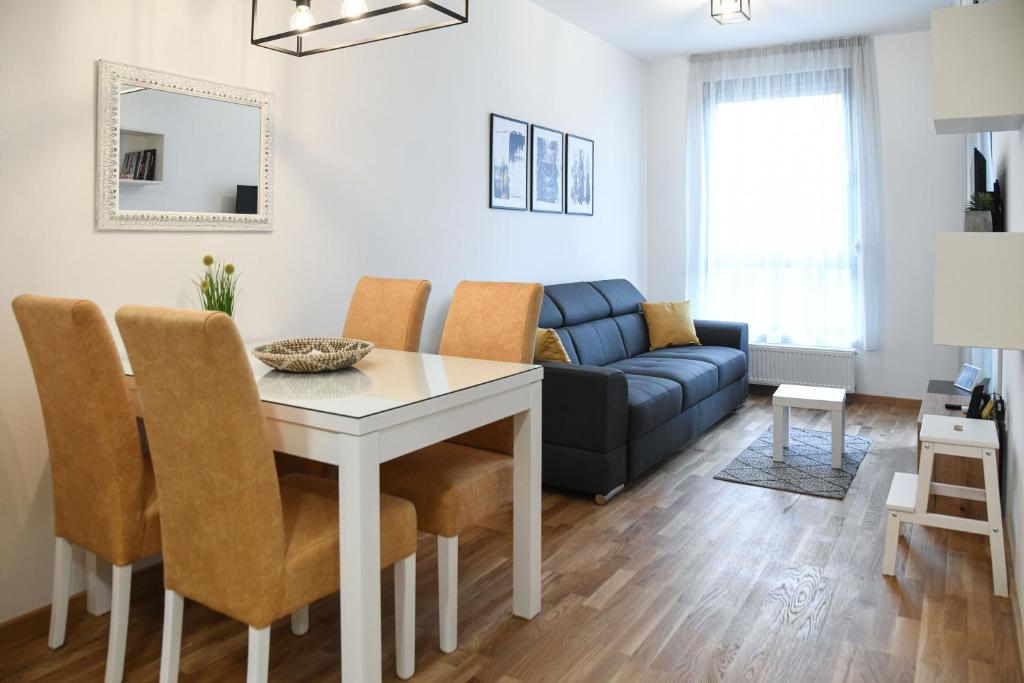 uma sala de estar com uma mesa e um sofá em ANNA 2 Apartment free parking em Novi Sad