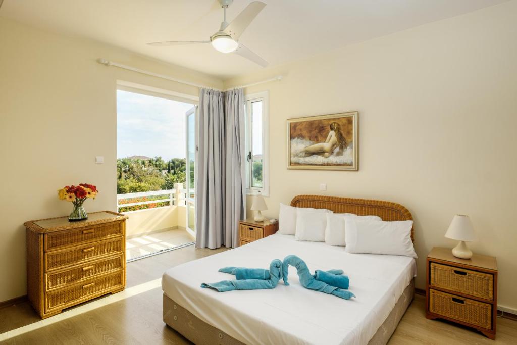 um quarto com uma cama com um urso de peluche em Cape Greco Villa Anastel 2 em Agia Napa