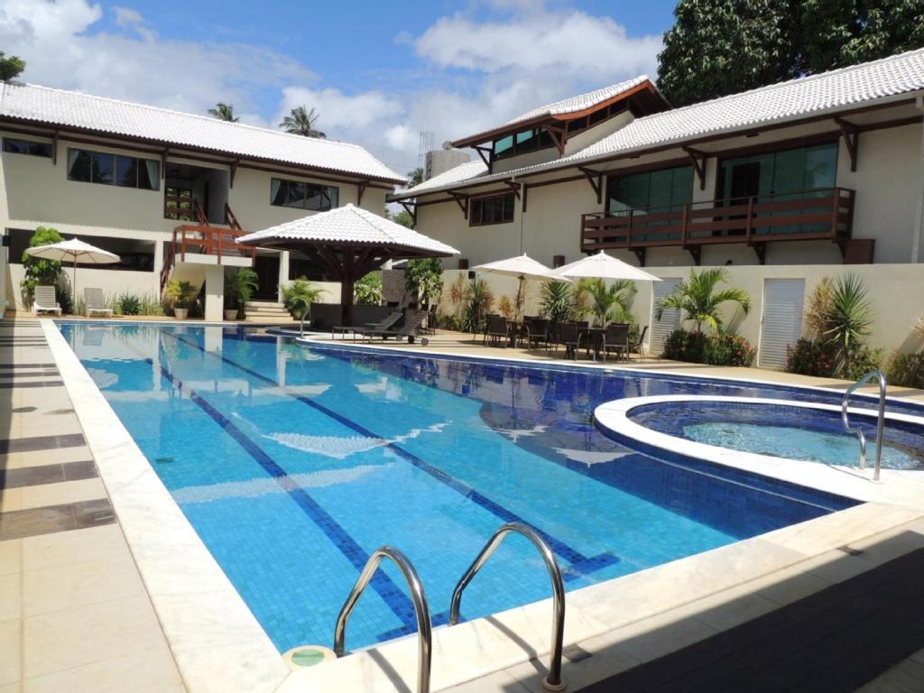 una piscina frente a un hotel en Casa Luxuosa a 50m da Praia em Sirinhaém, en Sirinhaém