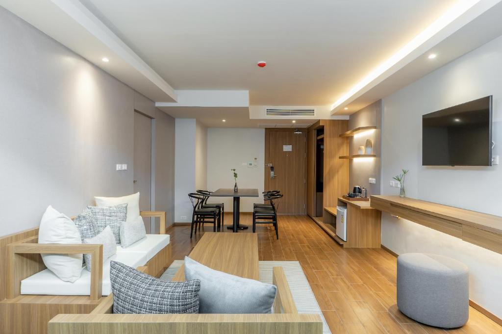 TV a/nebo společenská místnost v ubytování Shambhala Hotel Pattaya