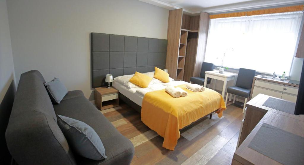 吉波瓦的住宿－Pod Różami，一间带床和沙发的小卧室