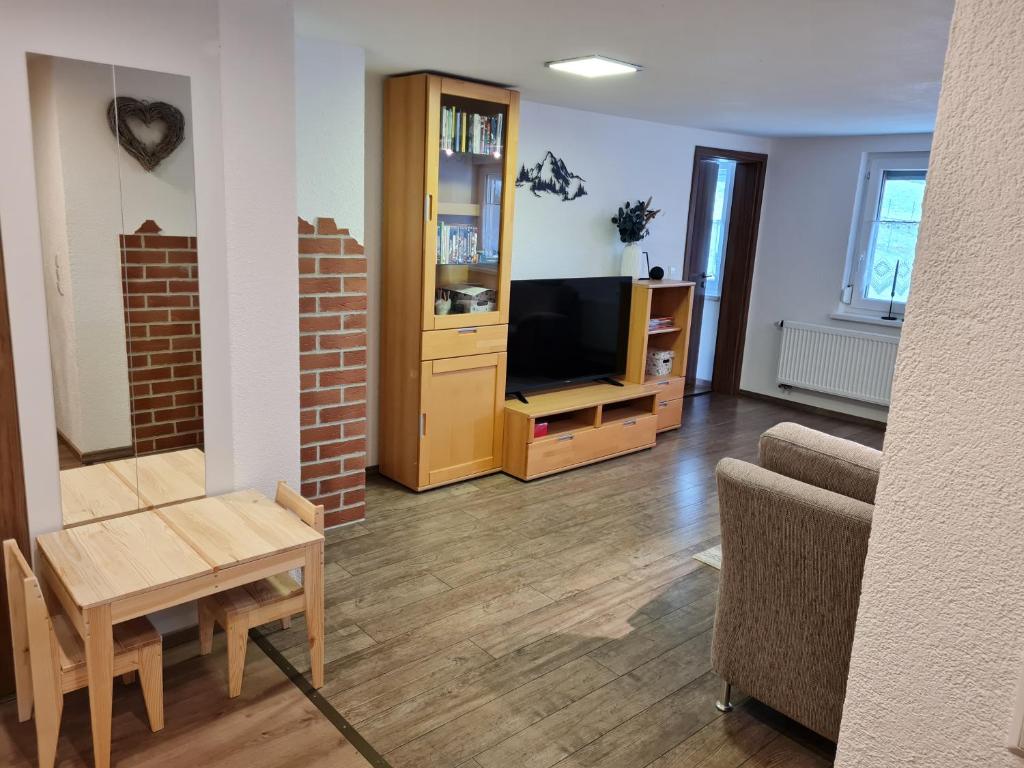TV a/nebo společenská místnost v ubytování Ferienwohnung Waldfrieden
