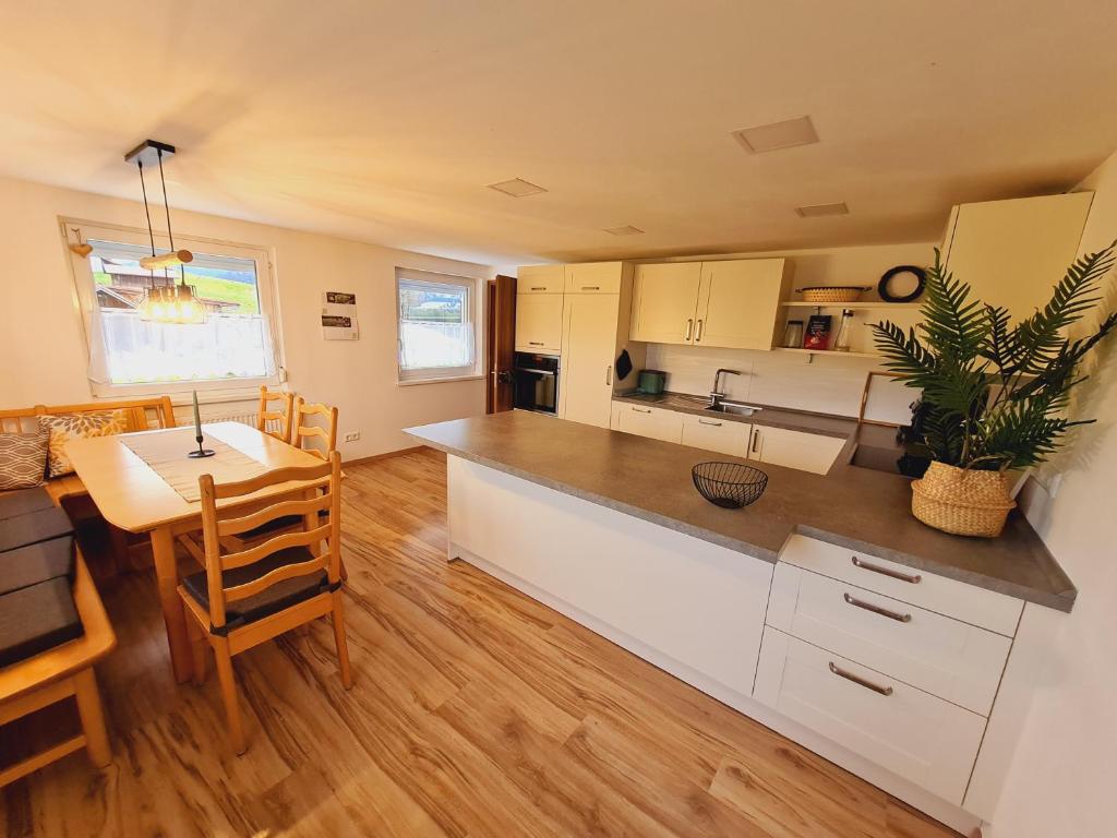 Kuchyň nebo kuchyňský kout v ubytování Ferienwohnung Waldfrieden