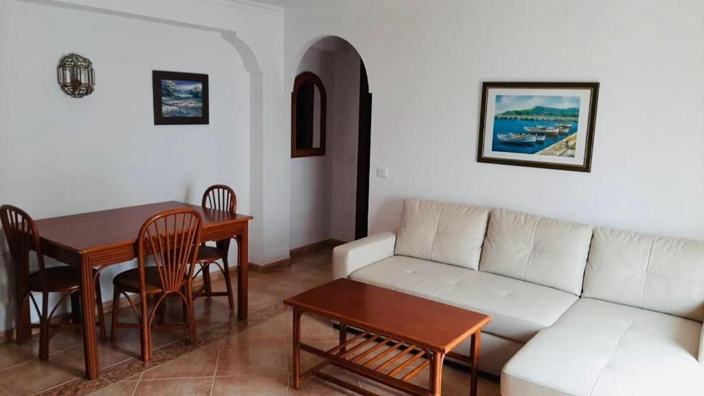 sala de estar con sofá y mesa en Apartamentos Balcon de Carabeo en Nerja