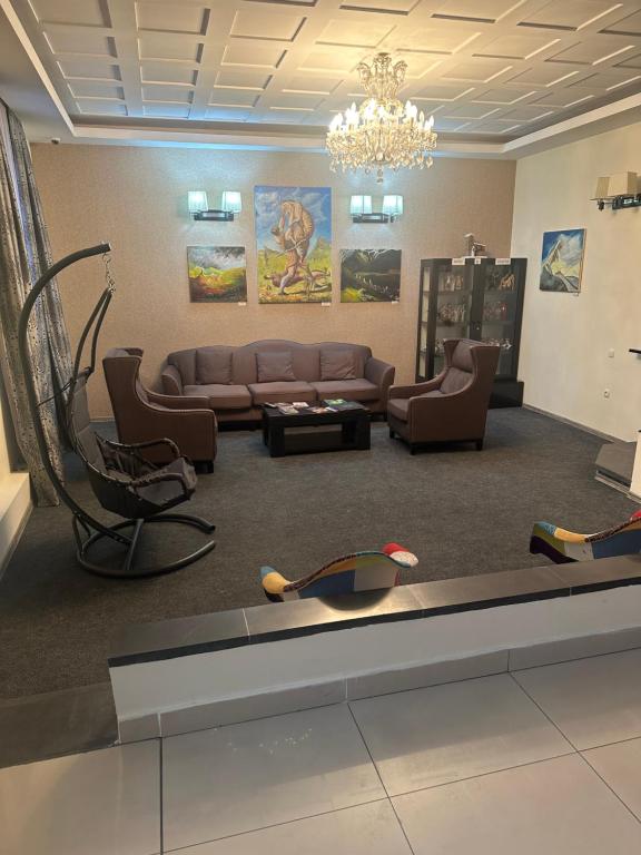 sala de estar amplia con sofá y sillas en villa old sololaki, en Tiflis