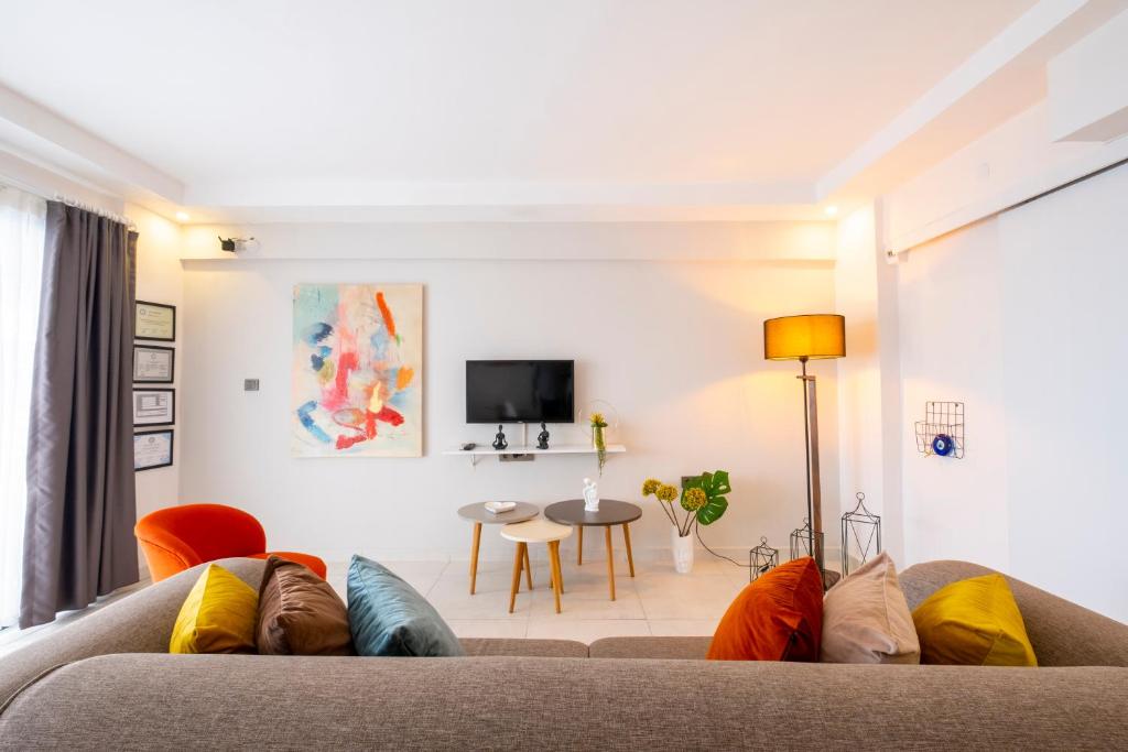 un soggiorno con divano e cuscini colorati di Ezgi's Suite With Terrace in The Heart of Marmaris a Marmaris