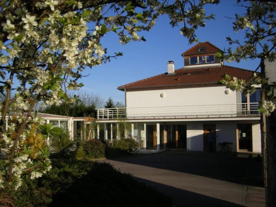 une grande maison blanche avec un toit dans l'établissement La Villa By Mama C-Gîte-Piscine-SPA, à Fontenay