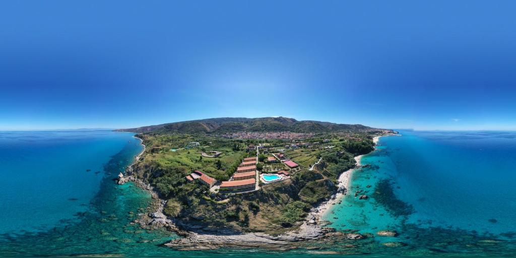 z powietrza widok na wyspę w oceanie w obiekcie Il Poggio Di Tropea w mieście Parghelia