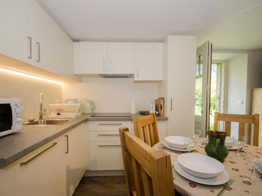 Kuchnia lub aneks kuchenny w obiekcie Charmant T3 rénové avec jardin, parking & wifi à Chamonix - FR-1-343-206