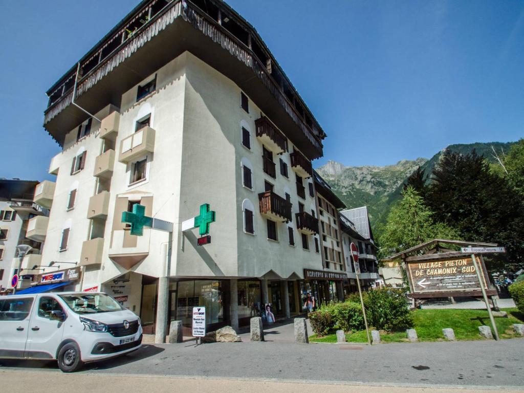 Zdjęcie z galerii obiektu Appartement 4 pers. avec balcon face à l'Aiguille du Midi, Chamonix, parking & services inclus - FR-1-343-210 w Chamonix-Mont-Blanc