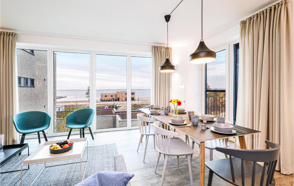 ein Wohnzimmer mit Esstisch und Stühlen in der Unterkunft Cozy Apartment In Lembruchdümmer See in Lembruch