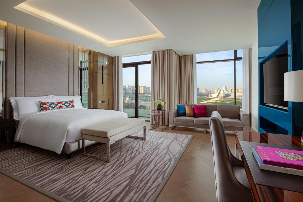 Postel nebo postele na pokoji v ubytování The Ritz-Carlton, Baku