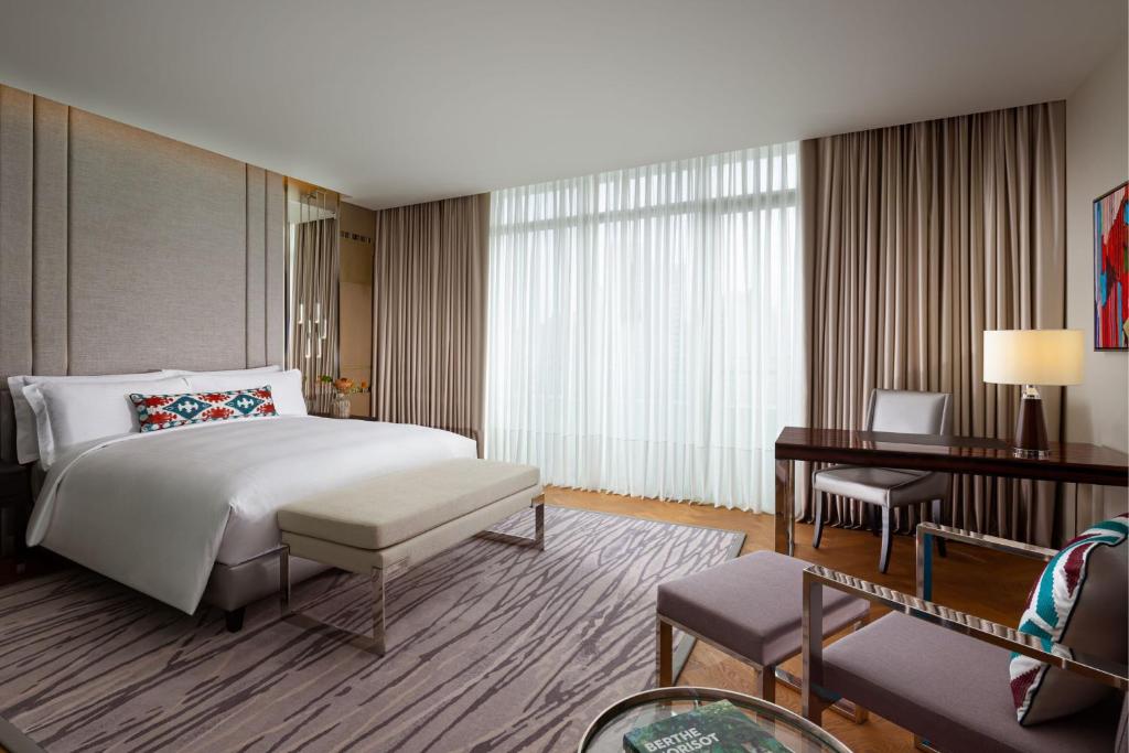 Postel nebo postele na pokoji v ubytování The Ritz-Carlton, Baku