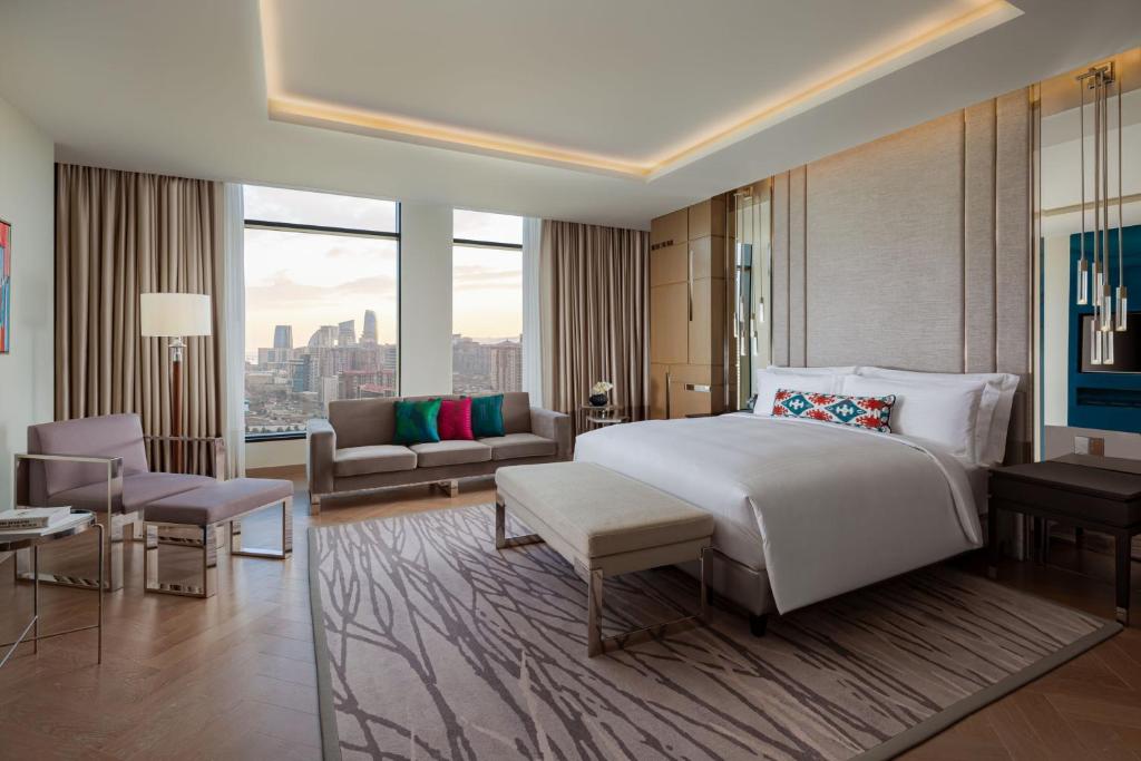 Postel nebo postele na pokoji v ubytování The Ritz-Carlton, Baku