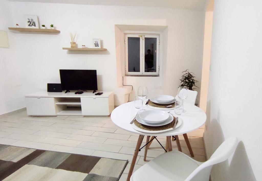 Lemon Tree House Coimbra - Courtyard garden with city views - 3