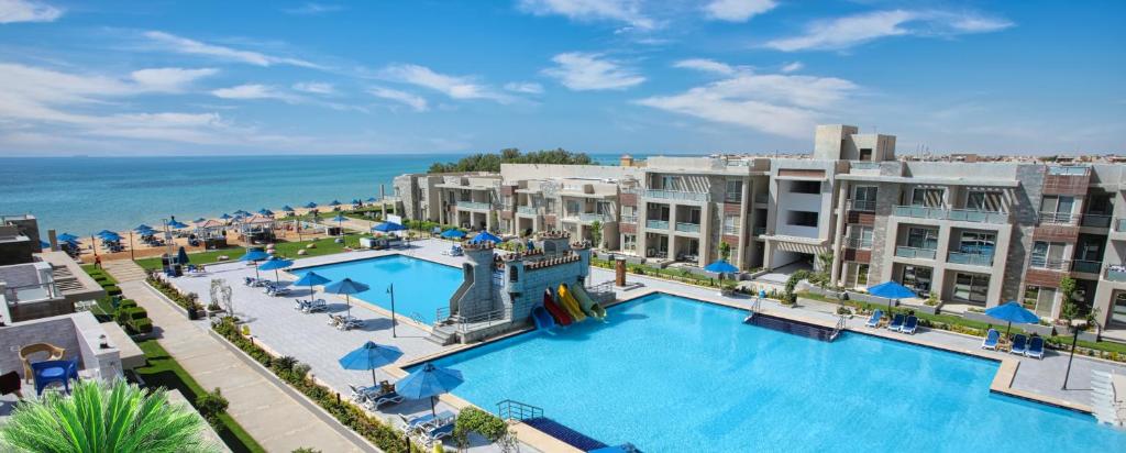 una vista aérea de un complejo con una gran piscina en Elite Residence & Aqua Park en Ain Sokhna
