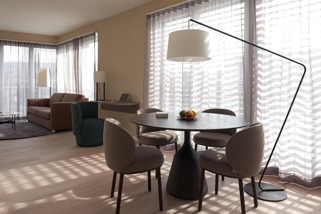 a living room with a table and chairs at CITY STAY - Franklinstrasse in Zürich