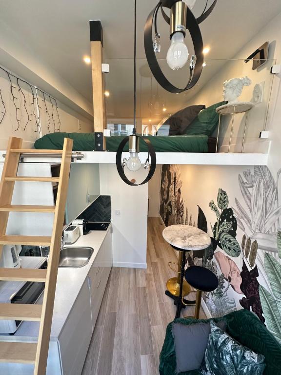 Cette petite maison dispose d'une cuisine et de lits superposés. dans l'établissement The GARDEN - cosy studio with AC in the very center of Paris, à Paris