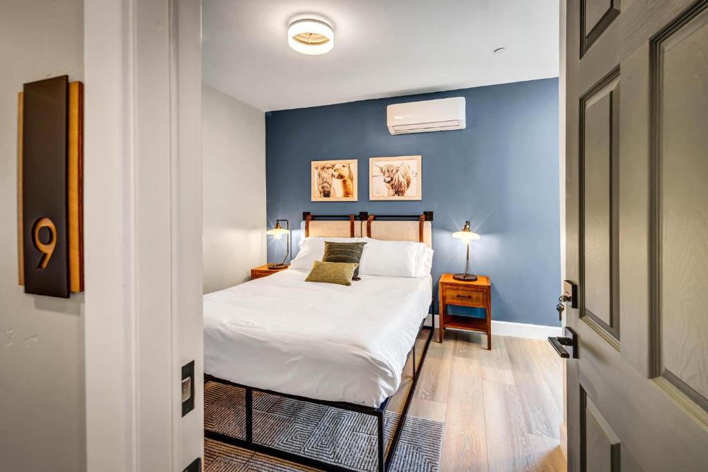 Ένα ή περισσότερα κρεβάτια σε δωμάτιο στο Two Bedroom - Queen in Both. Heart of Downtown Vista