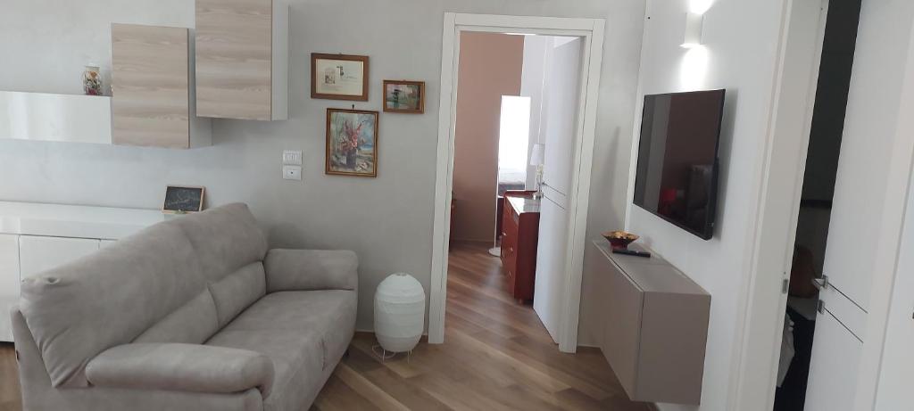 sala de estar con sofá y TV en VALERIA'S HOUSE, en Terlizzi