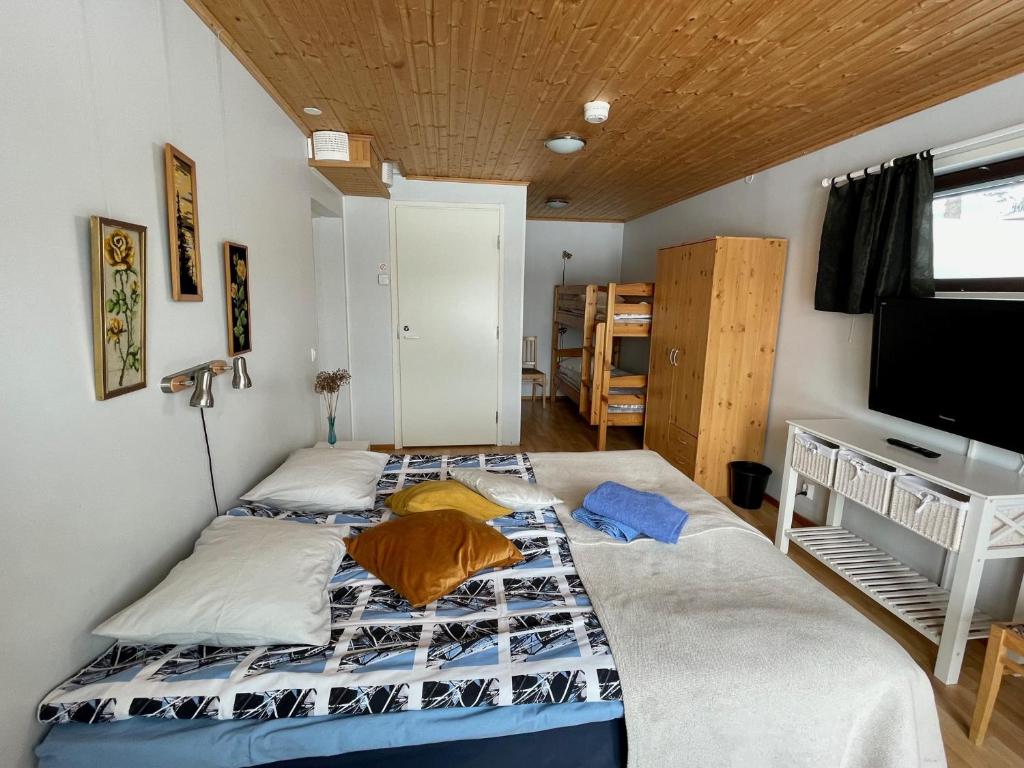 Lamminmäen Juhla ja Peti - Family Room With Private Bathroom