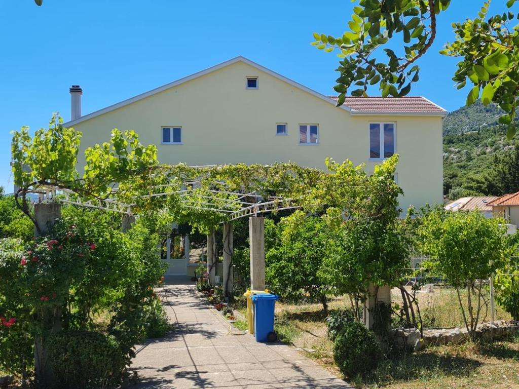 una casa con un montón de uvas delante de ella en Apartments FIGA, en Orebić