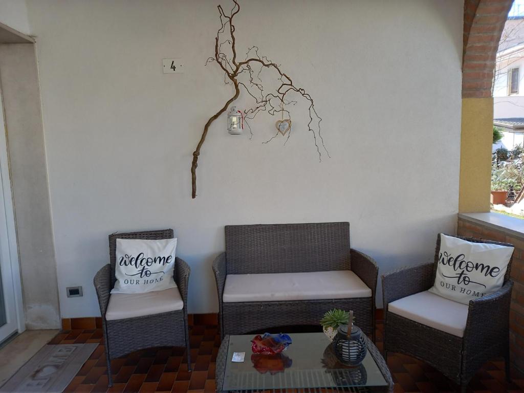 Fausto&Deby Apartment في Oriago: غرفة معيشة مع كرسيين وطاولة
