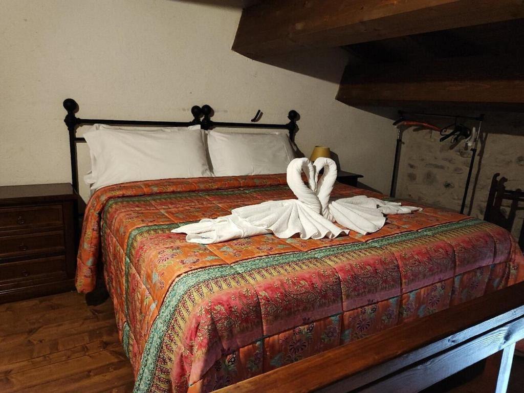 Łóżko lub łóżka w pokoju w obiekcie La Casa Sù Le Dimore Del Borgo