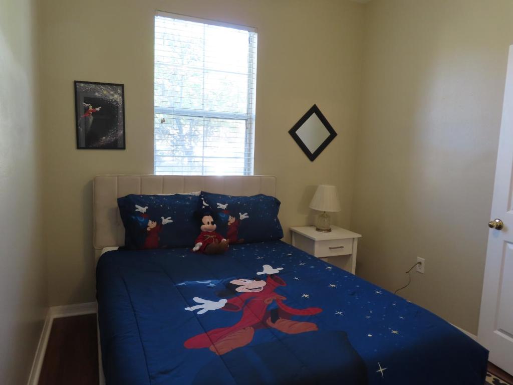 1 dormitorio con cama con colcha de hombre araña en Kissimmee townhome 3 miles to Disney! en Orlando