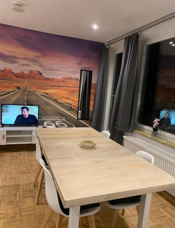 TV a/nebo společenská místnost v ubytování Mainpark Apartment 4 Schlafzimmer bis zu 10 Personen direkt über AschaffApartment bei Aschaffenburg