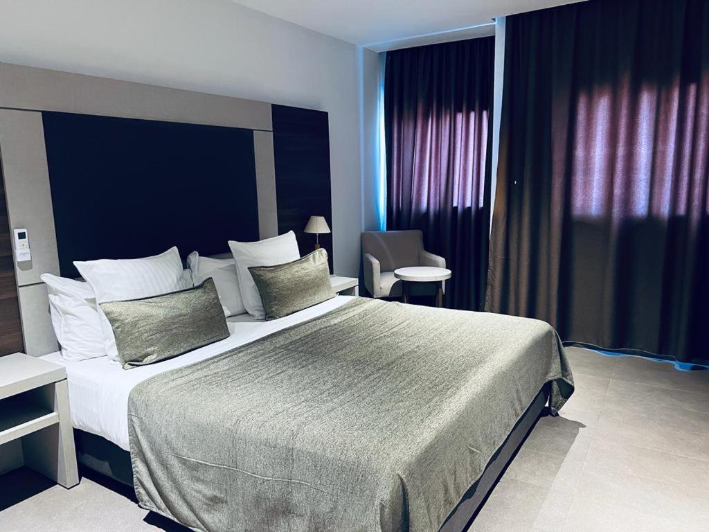 1 dormitorio con 1 cama grande en una habitación en Grand Hotel Central Conakry, en Conakry
