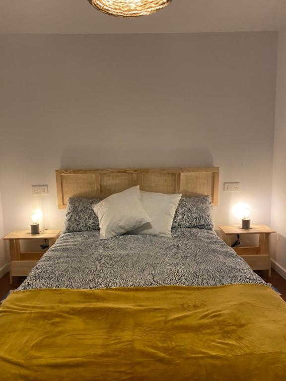 um quarto com uma cama grande e 2 mesas de cabeceira em Apartamento PC em Torrelavega