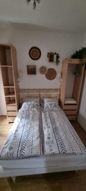 Een bed of bedden in een kamer bij appartement meubl&eacute; romain