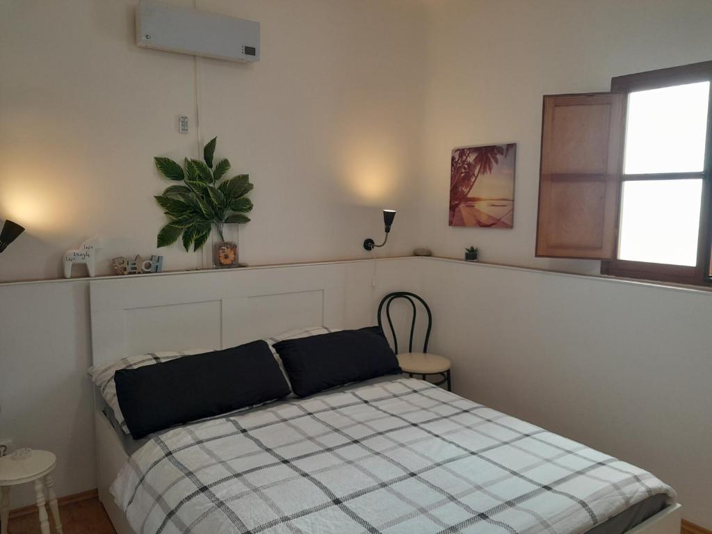 a bedroom with a bed and a window at Apartment Luz & Luna in Villajoyosa