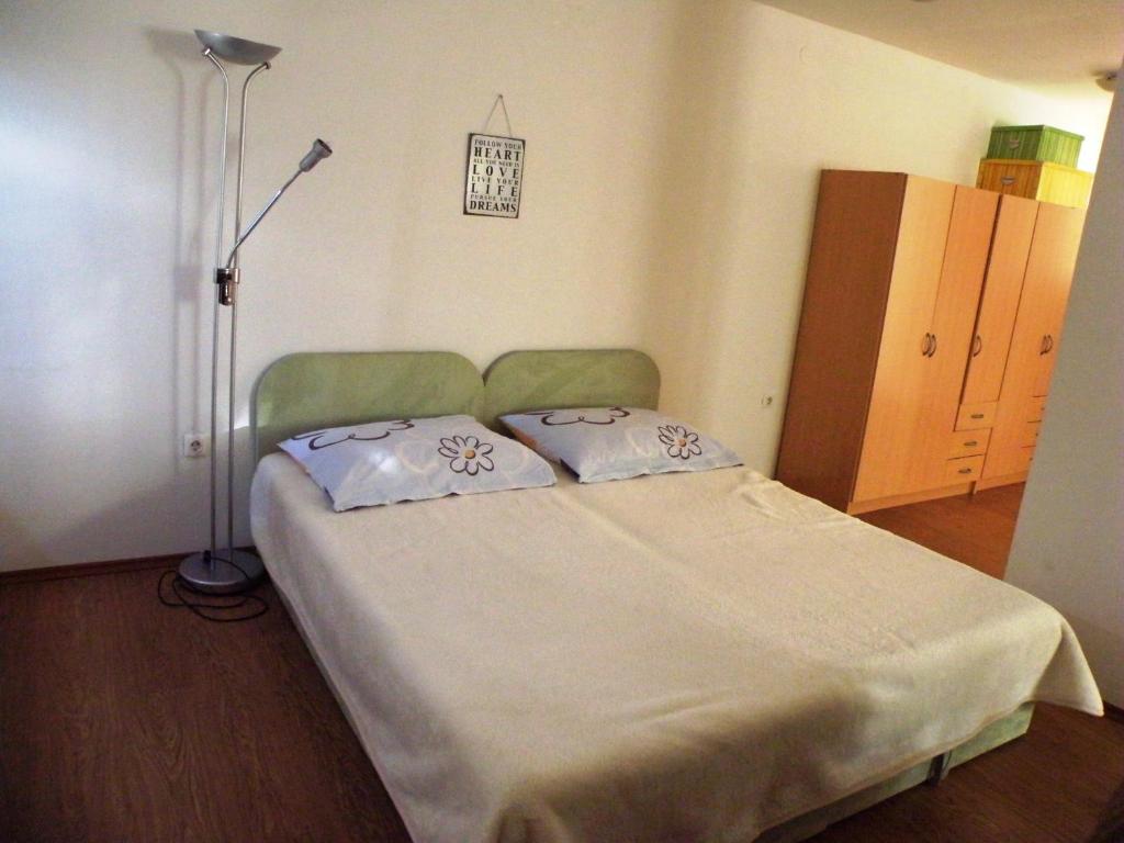 ein Schlafzimmer mit einem Bett mit zwei Kissen darauf in der Unterkunft Apartment Central in Šibenik