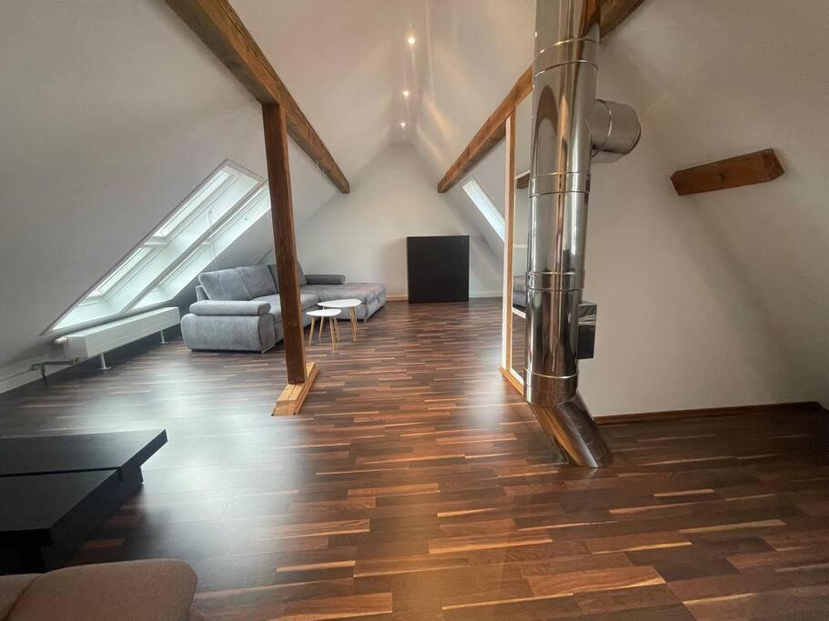 - un salon avec un canapé et une table en mezzanine dans l'établissement Maisonette Apartment Family & Business nähe Heidelberg I Küche I 6 Schlafplätze, à Sinsheim