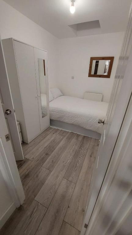 Double En-suite Room Available In 3 Bed Apt - Housity