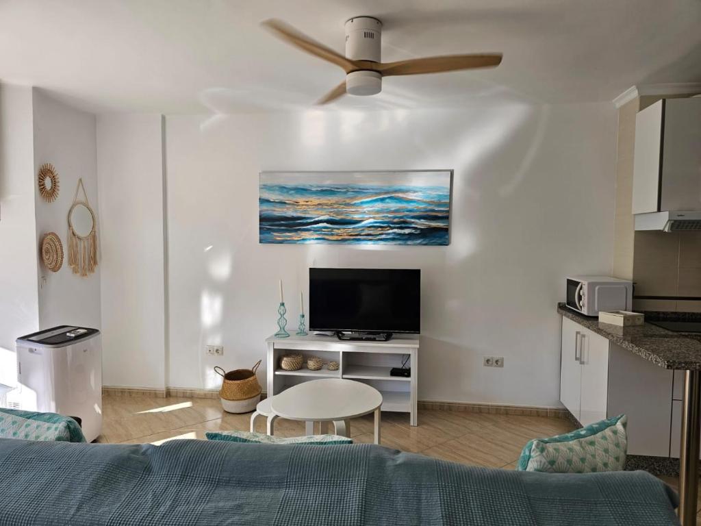Telewizja i/lub zestaw kina domowego w obiekcie Estudio on the beach