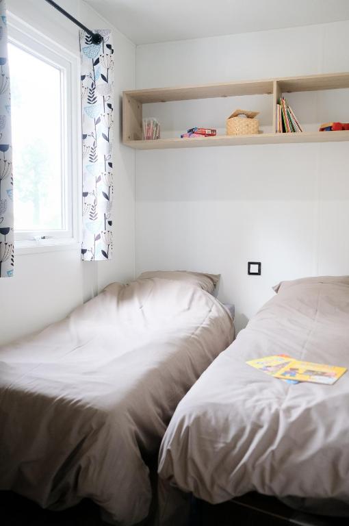 Postel nebo postele na pokoji v ubytování Mobil Home XXL 4 chambres - Camping Ostrea