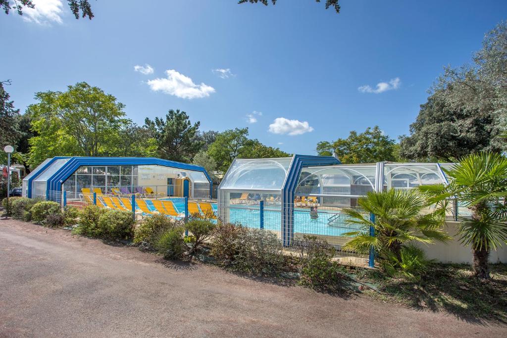 Tres cúpulas con una piscina en un parque en Mobil Home XXL 4 chambres - Camping Ostrea en Allards