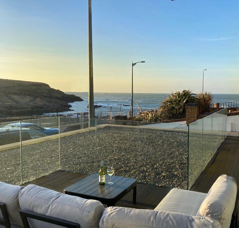 uma sala de estar com vista para o oceano em The North Cove, 20m to the Sea, Modern Studio Apartment em Portrush
