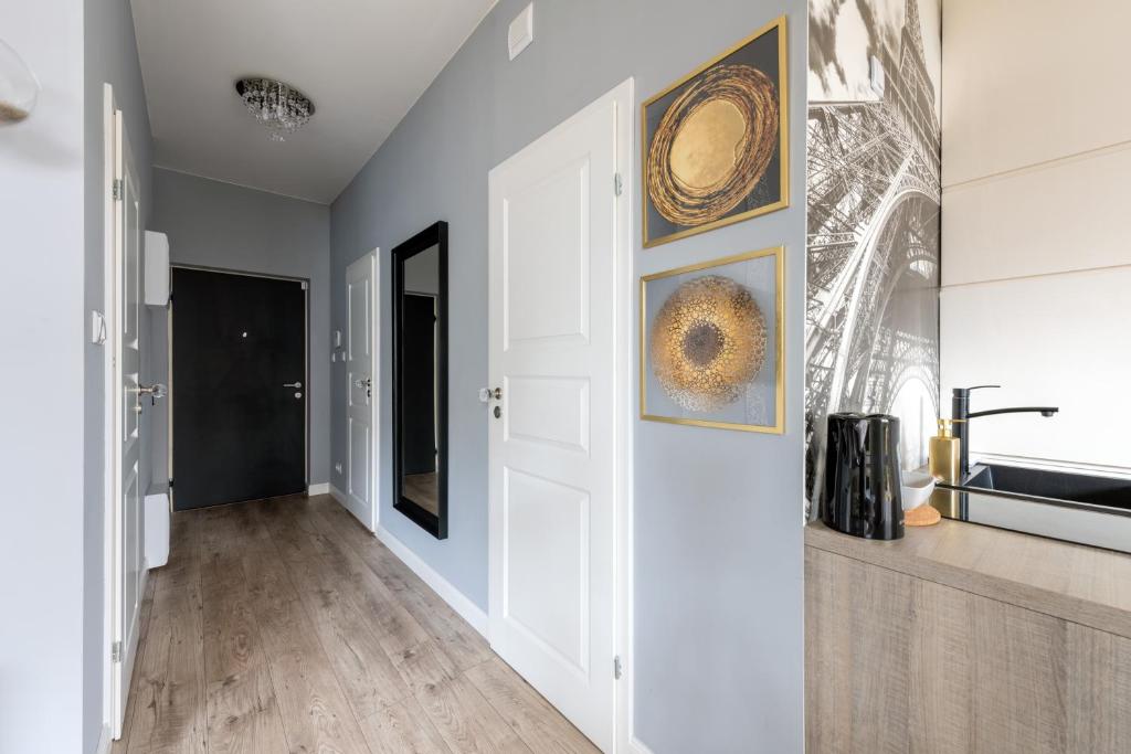 Fotografia z galérie ubytovania Kierbedzia 6 - Bezpłatny podziemny parking - free parking - Piękny ogródek z tarasem - 2km Łazienki Królewskie - WiFi - Smart TV 50 cali - Good Apartments vo Varšave