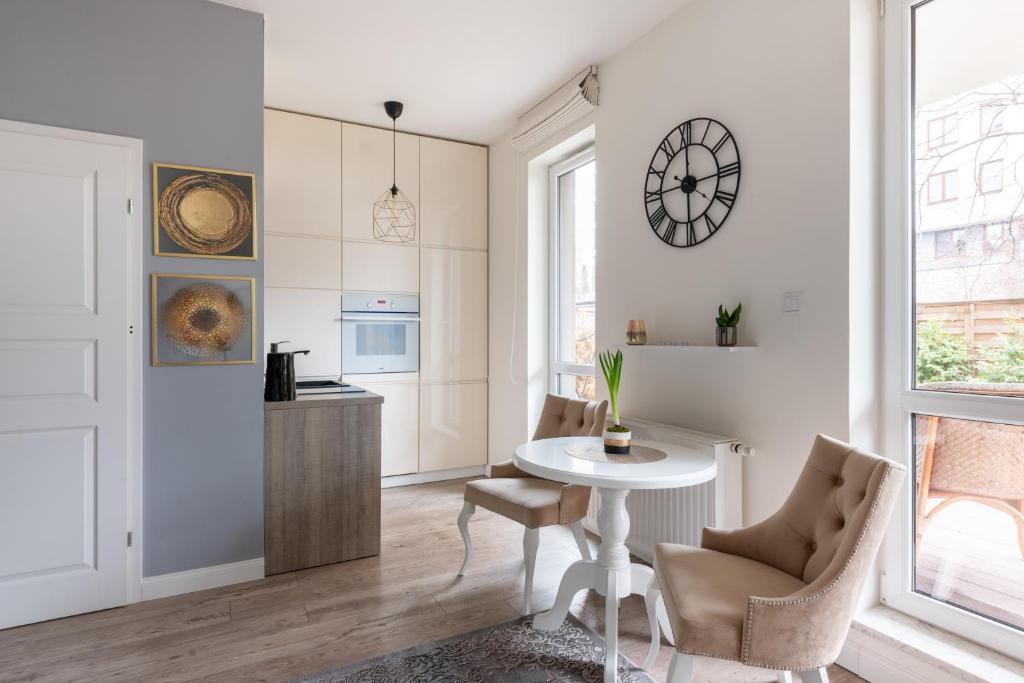 Fotografia z galérie ubytovania Kierbedzia 6 - Bezpłatny podziemny parking - free parking - Piękny ogródek z tarasem - 2km Łazienki Królewskie - WiFi - Smart TV 50 cali - Good Apartments vo Varšave